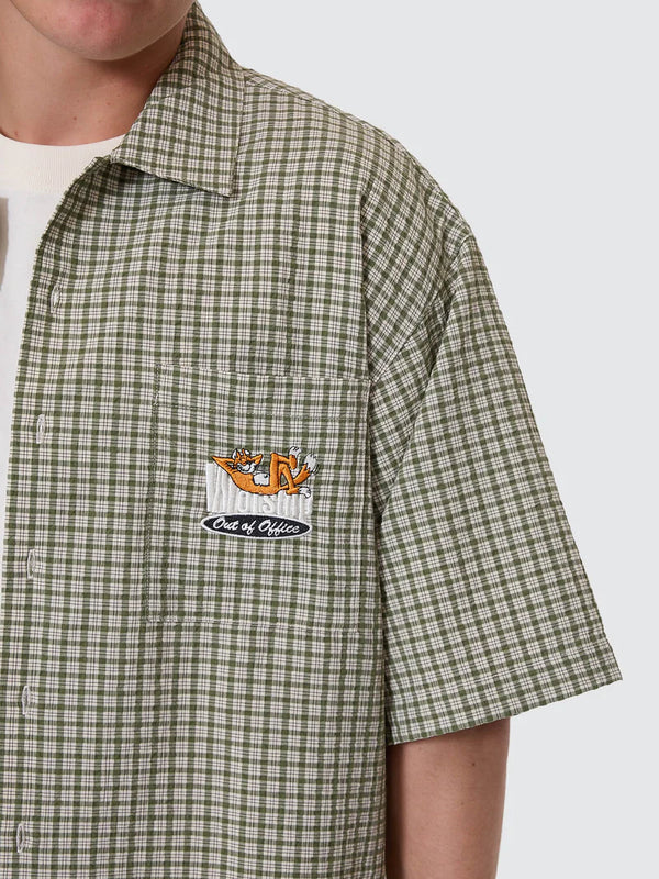 ON LEAVE BOX FIT CROPPED S/S SHIRT