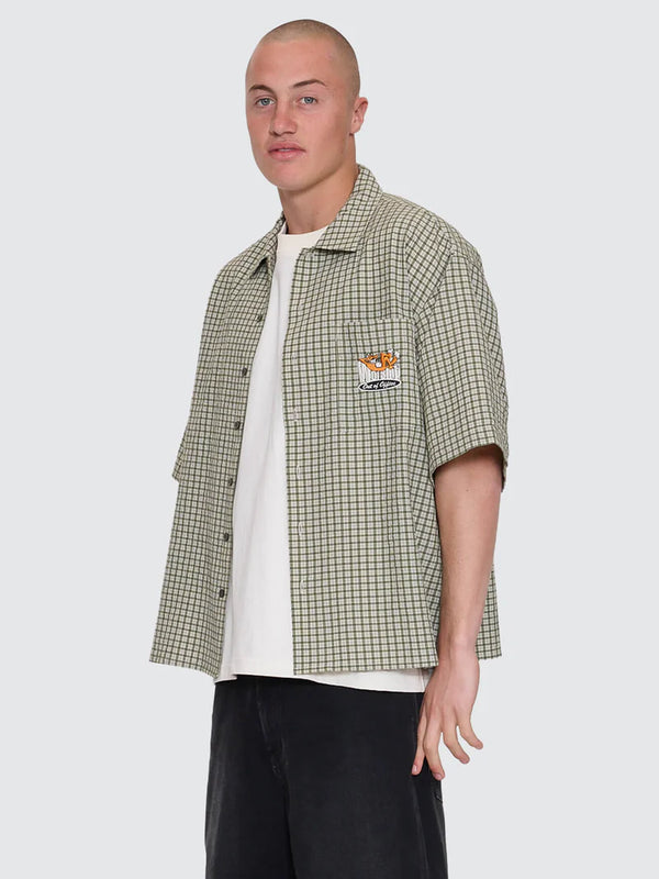 ON LEAVE BOX FIT CROPPED S/S SHIRT